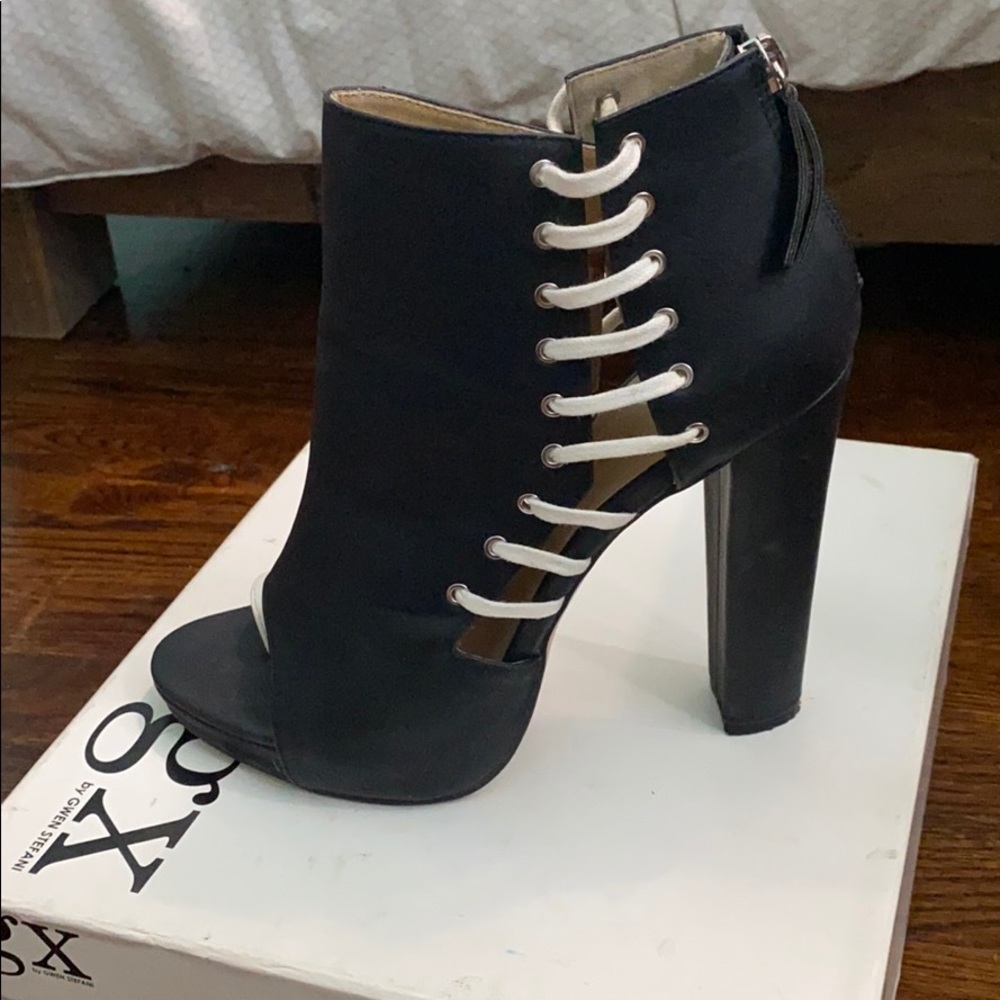 Oreo 5 inch Lace Detail Heel